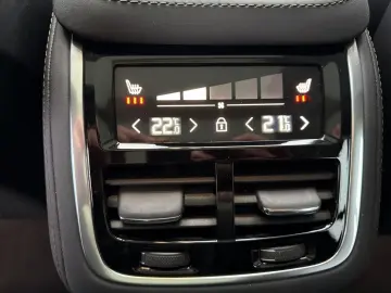 VOLVO XC90 T8 Plus Dark Recharge Plug-In Hybrid AWD 7-