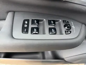 VOLVO XC90 T8 Plus Dark Recharge Plug-In Hybrid AWD 7-