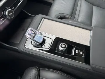 VOLVO XC90 T8 Plus Dark Recharge Plug-In Hybrid AWD 7-