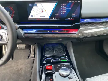 BMW M5 Limousine Individual Daytonaviolett    Driver