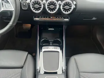 MERCEDES-BENZ EQA 300 4Matic Progressive Advanced Pano Smart