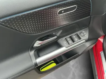 MERCEDES-BENZ EQA 300 4Matic Progressive Advanced Pano Smart