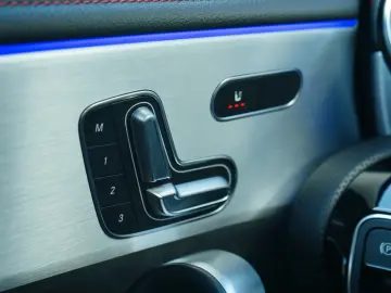 MERCEDES-BENZ CLA 220d 4M AMG 9G LED PANO MMRY BURM 19