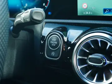 MERCEDES-BENZ CLA 220d 4M AMG 9G LED PANO MMRY BURM 19