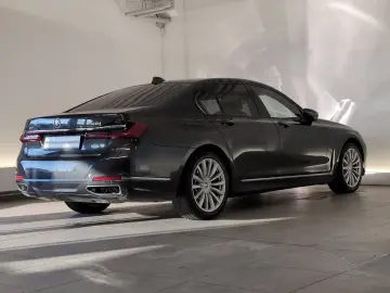 BMW 750i xDrive Limousine Navi LED Glasdach Standhz