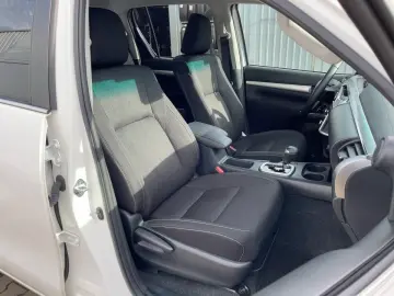 TOYOTA Hilux 2.8 D-4D Double Cab Comfort AHK Nav KAM SH