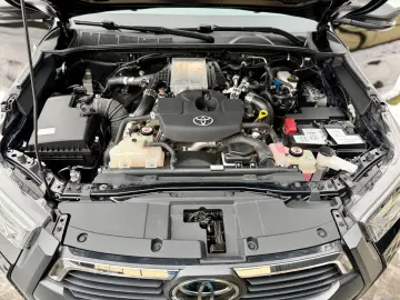 TOYOTA Hilux 2.8 D-4D 4Wd Invincible JBL AHK Rollo Büge