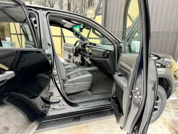 TOYOTA Hilux 2.8 D-4D 4Wd Invincible JBL AHK Rollo Büge