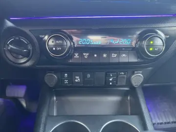 TOYOTA Hilux Double Cab Invincible 4x4 RFK AHK