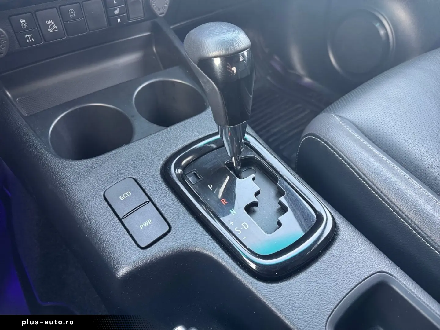 TOYOTA Hilux Double Cab Invincible 4x4 RFK AHK