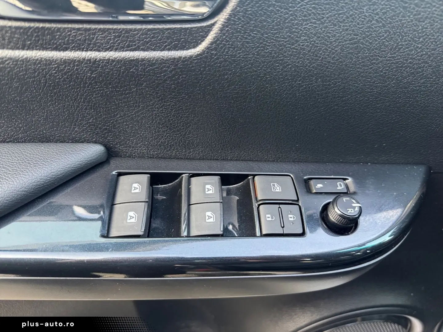 TOYOTA Hilux Double Cab Invincible 4x4 RFK AHK