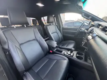 TOYOTA Hilux Double Cab Invincible 4x4 RFK AHK