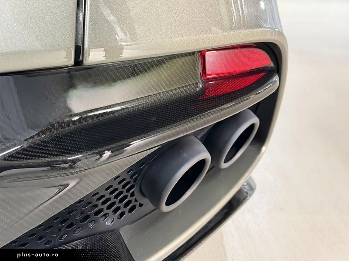 ASTON MARTIN DBS 770 Ultimate Volante 5.2 V12 1 of 199