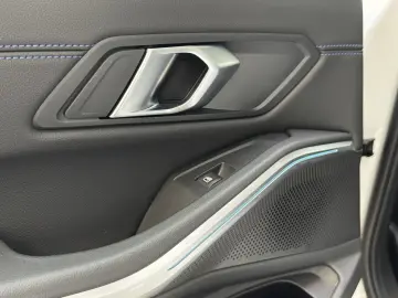 BMW 330e M Sportpaket eSitze Kamera Widescreen