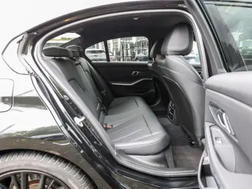 BMW 320d xDrive M-Sport FACEL. LED ACC NAVI SHZ PDC