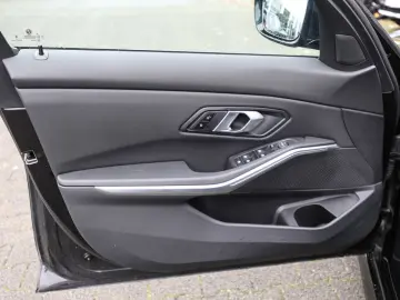 BMW 320d xDrive M-Sport FACEL. LED ACC NAVI SHZ PDC