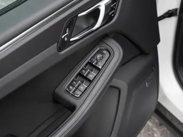 PORSCHE Macan T Surround View Abstandsregeltempostat