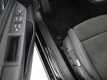 VW Golf VIII 2.0 TSI 4Motion DSG Style  LED Navi Pa