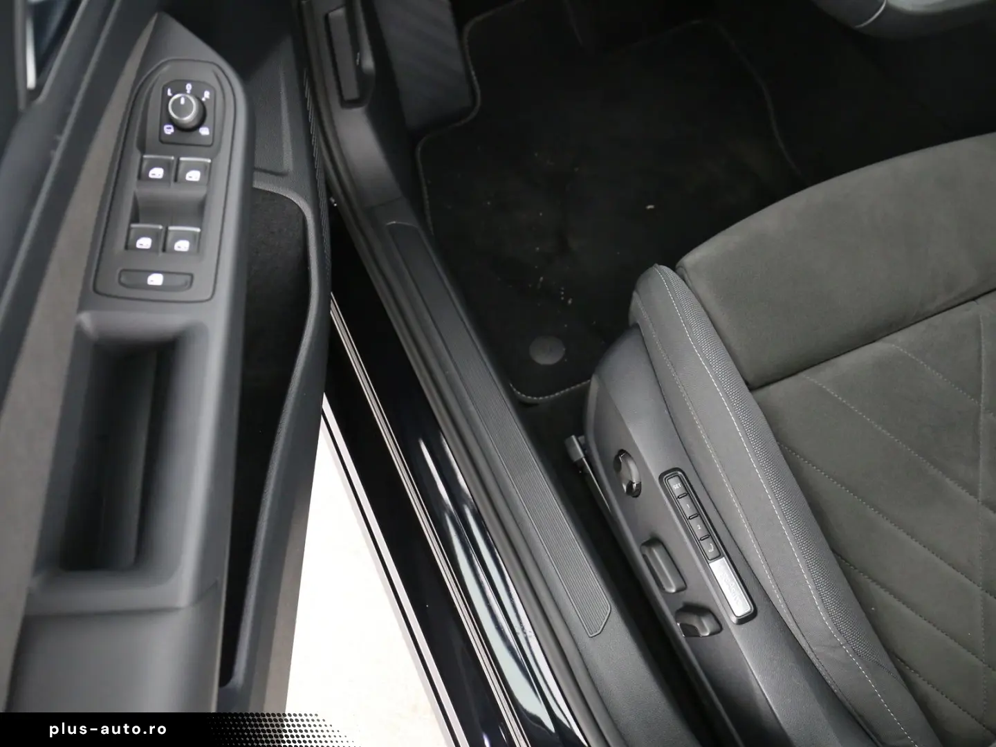 VW Golf VIII 2.0 TSI 4Motion DSG Style  LED Navi Pa