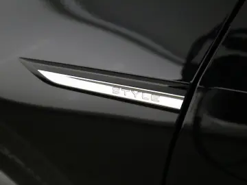 VW Golf VIII 2.0 TSI 4Motion DSG Style  LED Navi Pa