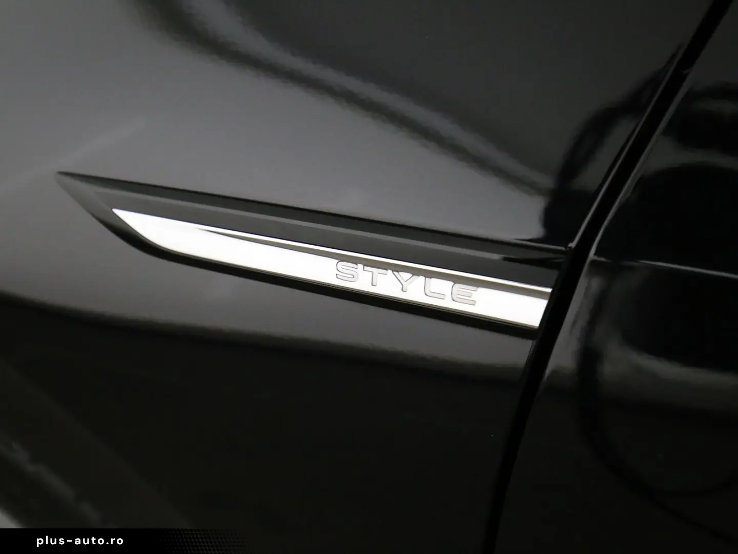 VW Golf VIII 2.0 TSI 4Motion DSG Style  LED Navi Pa