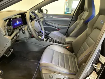 VW Golf VIII Variant  R  4M  Black Style AHK DCC IQ