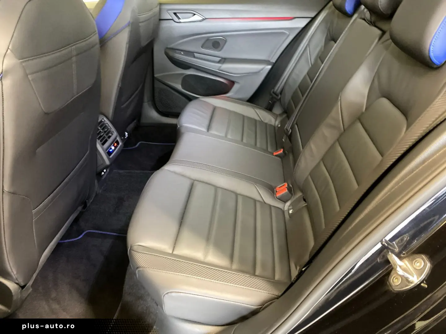 VW Golf VIII Variant  R  4M  Black Style AHK DCC IQ