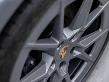 PORSCHE 911-992 CARRERA COUPE MY25   ABGAS GLASDACH 18w