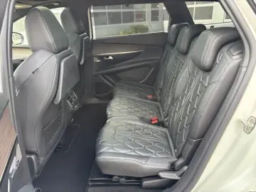 PEUGEOT 5008 GT BHDi 130 EAT8  Kamera LED Pano-Dach Navi