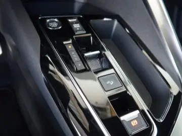 PEUGEOT 3008 Hybrid4 300 e-EAT8 GT AHK  Focal  SHZ  SD