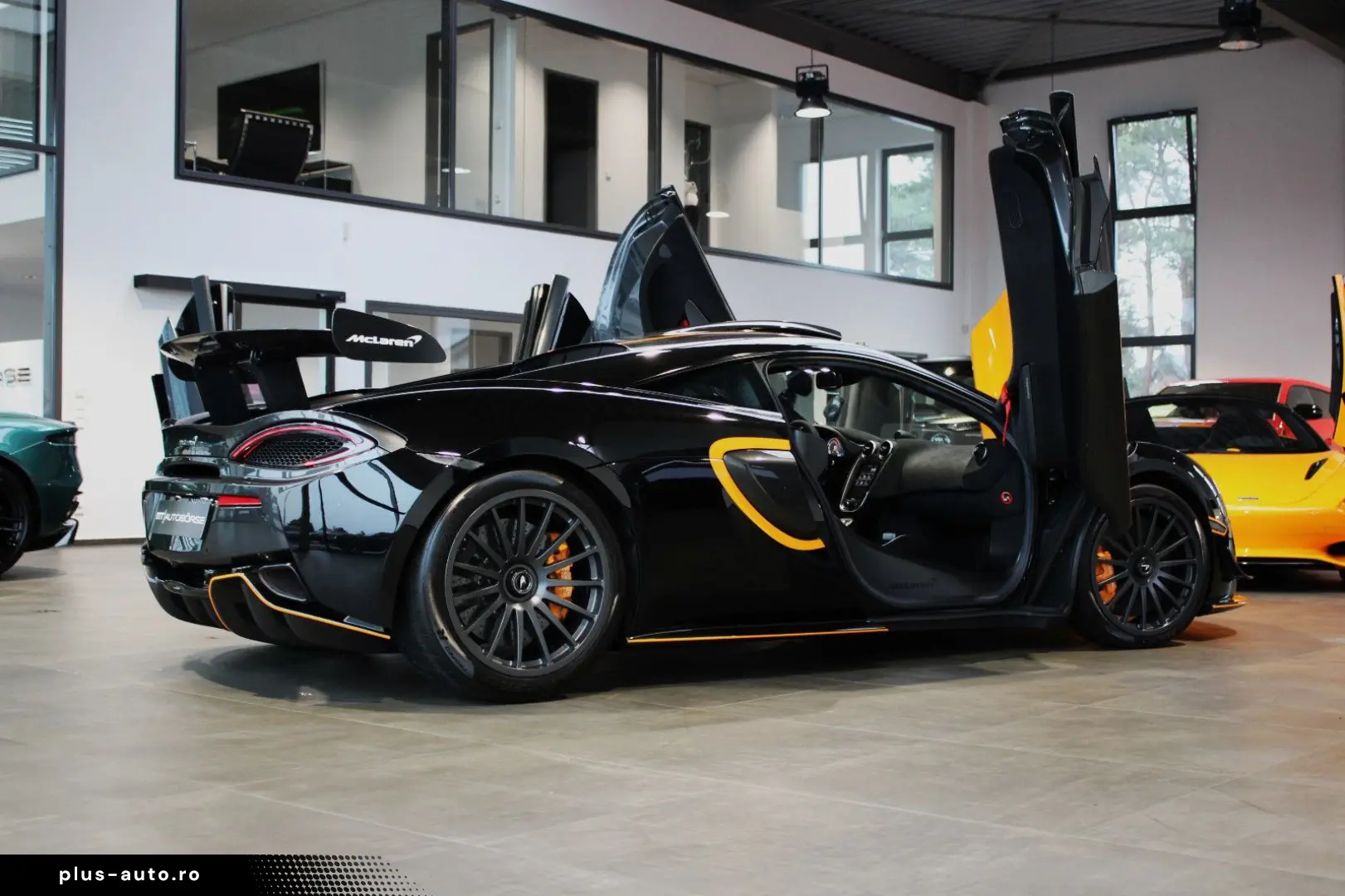 MCLAREN 620R MSO   FULL CARBON   B&W    ROOF SCOOP