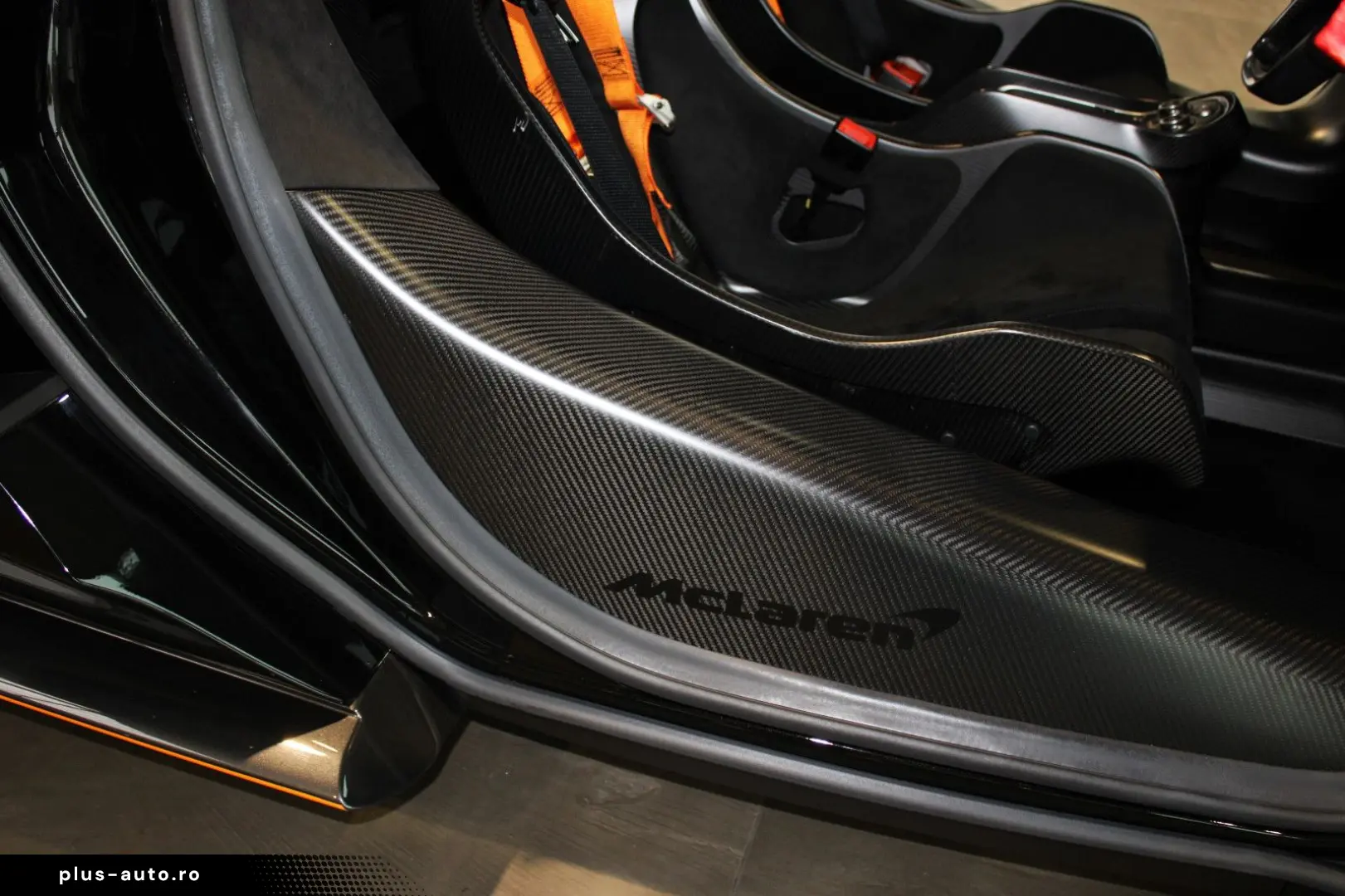 MCLAREN 620R MSO   FULL CARBON   B&W    ROOF SCOOP