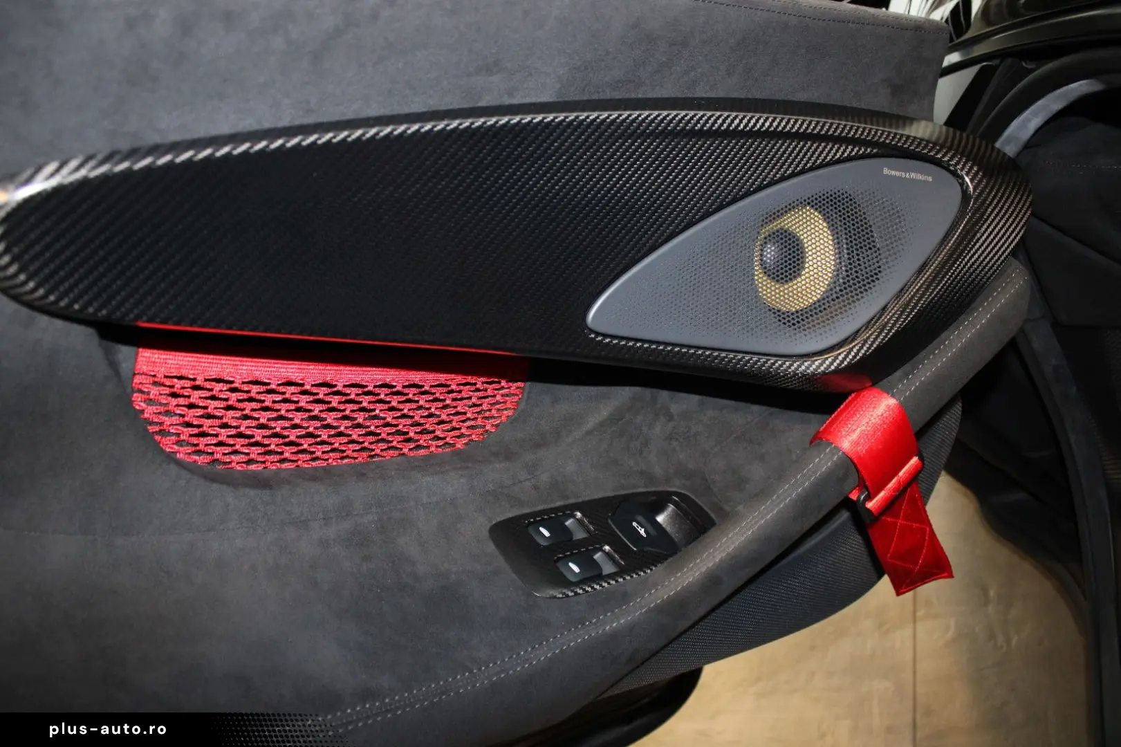 MCLAREN 620R MSO   FULL CARBON   B&W    ROOF SCOOP