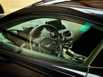 ASTON MARTIN V8 Vantage   Ultramarine Black   Perf.   Eleg.