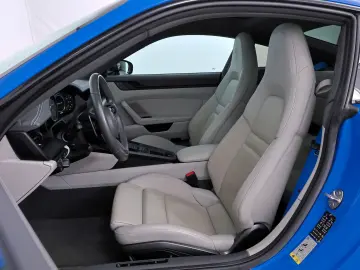 PORSCHE 911 Carrera 4 GTS