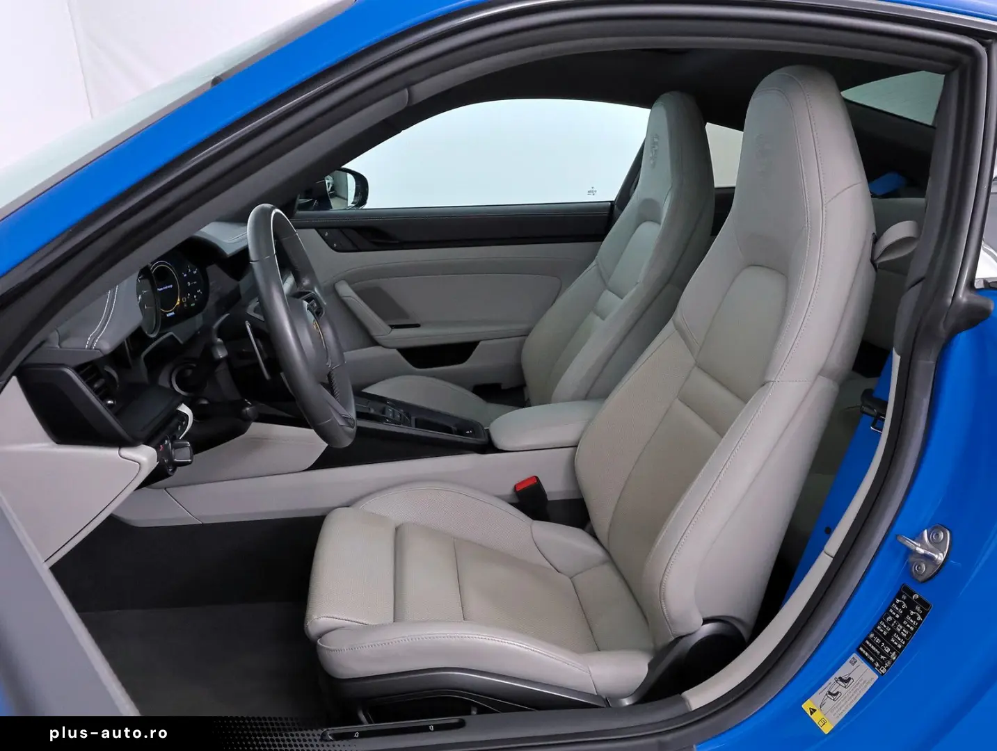 PORSCHE 911 Carrera 4 GTS