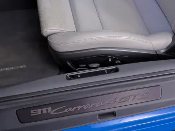 PORSCHE 911 Carrera 4 GTS