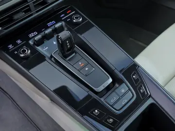 PORSCHE 911 Carrera 4 GTS