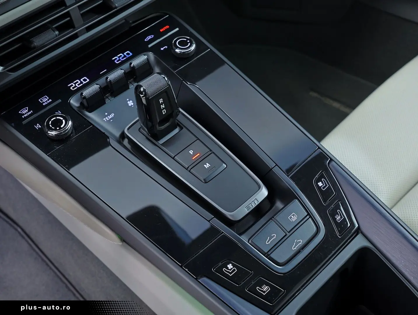 PORSCHE 911 Carrera 4 GTS