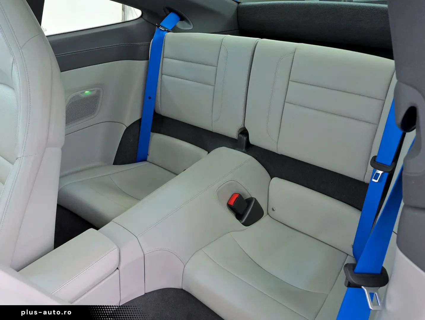 PORSCHE 911 Carrera 4 GTS