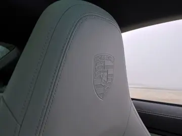 PORSCHE 911 Carrera 4 GTS
