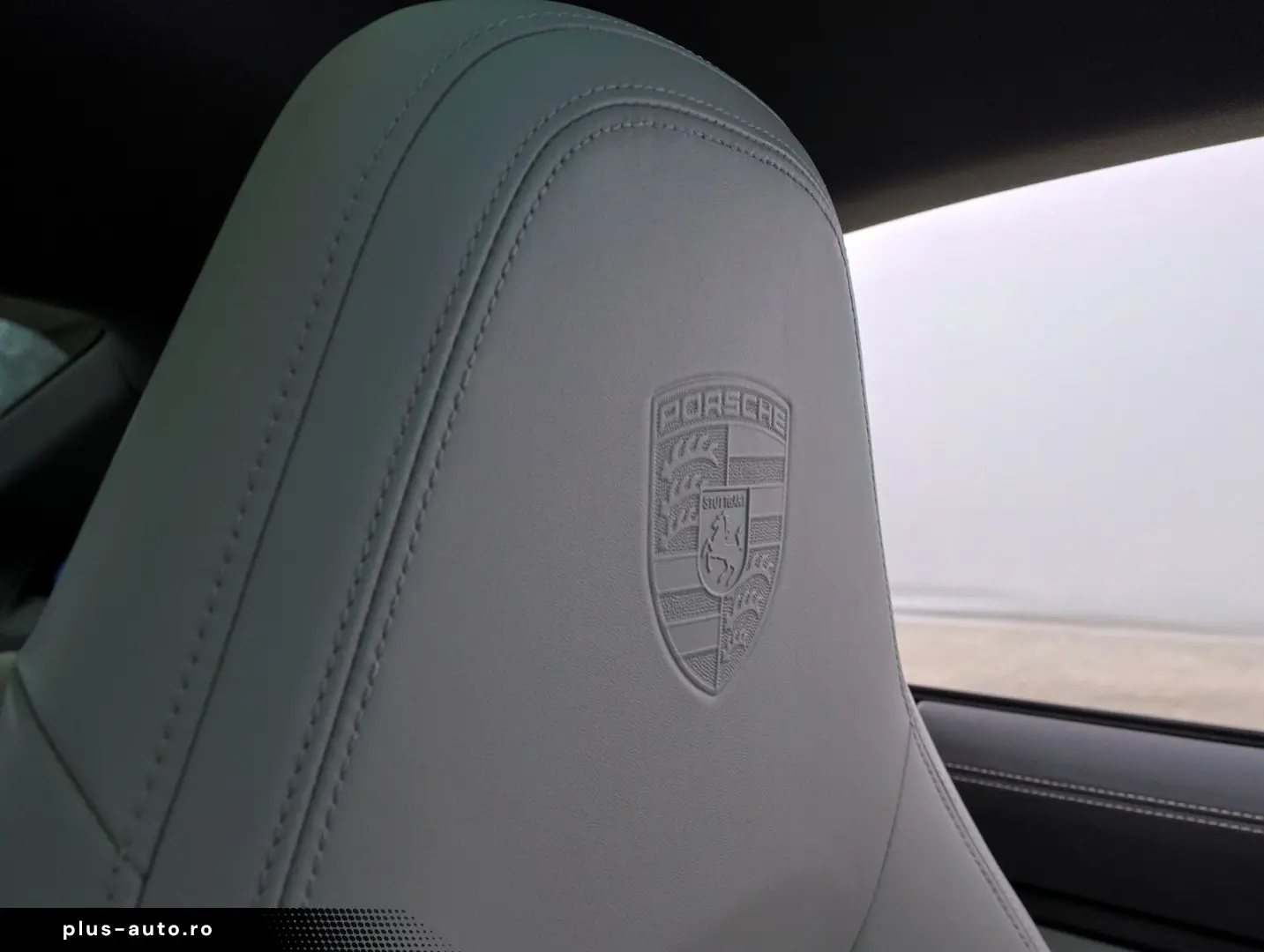 PORSCHE 911 Carrera 4 GTS