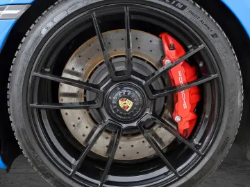 PORSCHE 911 Carrera 4 GTS