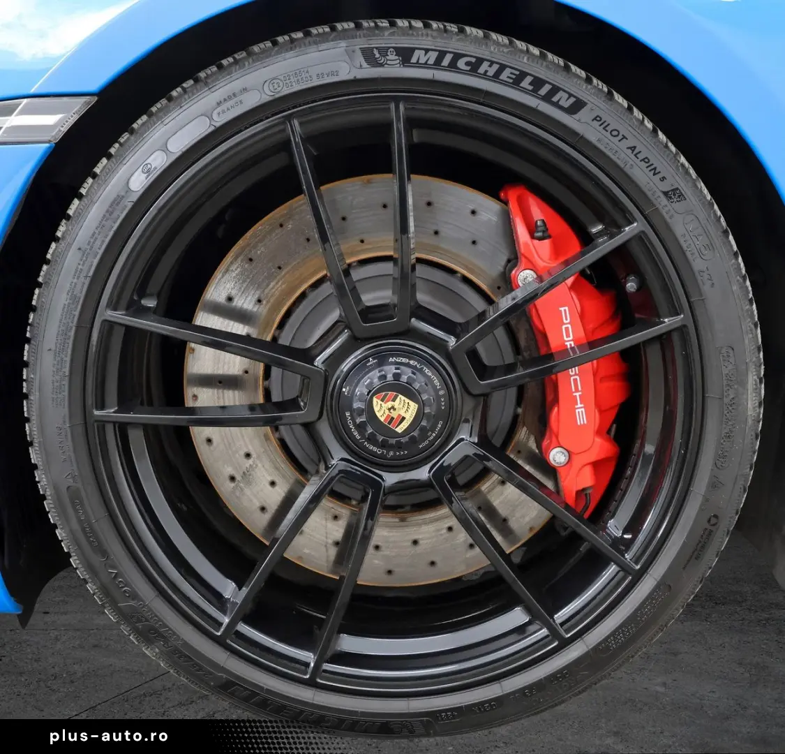 PORSCHE 911 Carrera 4 GTS