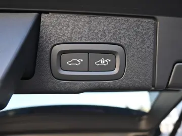 VOLVO XC60 B5 B AWD Ultra Dark PANO 360  LUFT ACC AHK