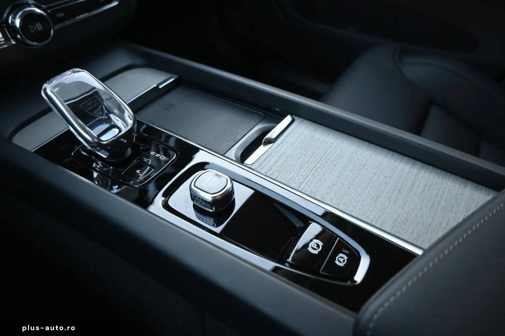 VOLVO XC60 B5 B AWD Ultra Dark PANO 360  LUFT ACC AHK