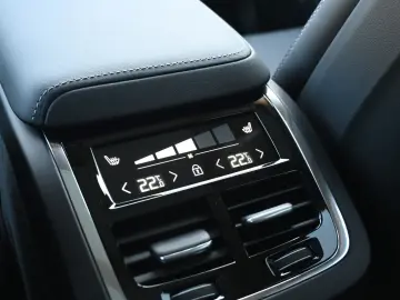 VOLVO XC60 B5 B AWD Ultra Dark PANO 360  LUFT ACC AHK