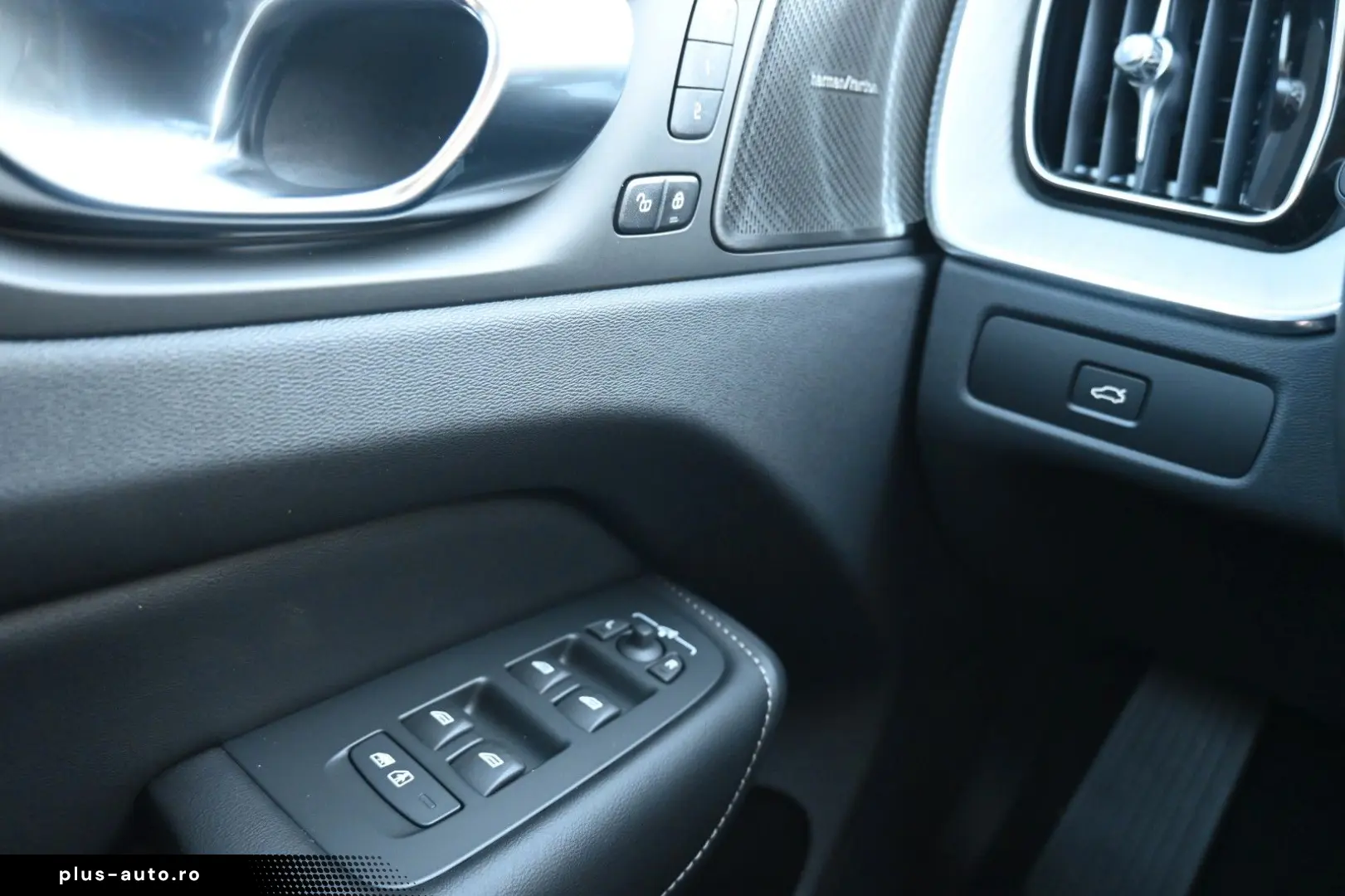 VOLVO XC60 B5 B AWD Ultra Dark PANO 360  LUFT ACC AHK