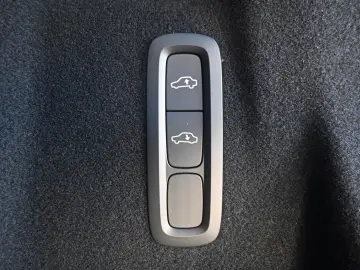 VOLVO XC60 B5 Benzin AWD Ultra Dark PANO 360  LUFT ACC