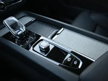 VOLVO XC60 B5 Benzin AWD Ultra Dark PANO 360  LUFT ACC